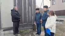 Жителям частного сектора рассказали о центре «Семья» и напомнили правила использования печей и электрооборудования   