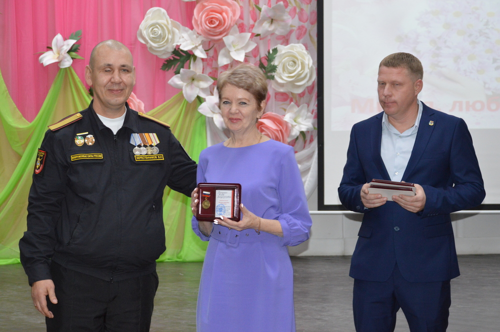 На концерте в честь Дня матери состоялось вручение медалей матерям военнослужащих.