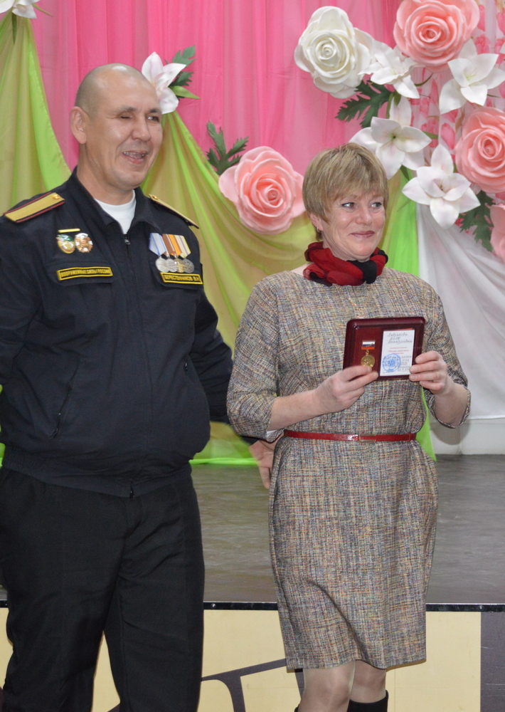 На концерте в честь Дня матери состоялось вручение медалей матерям военнослужащих.