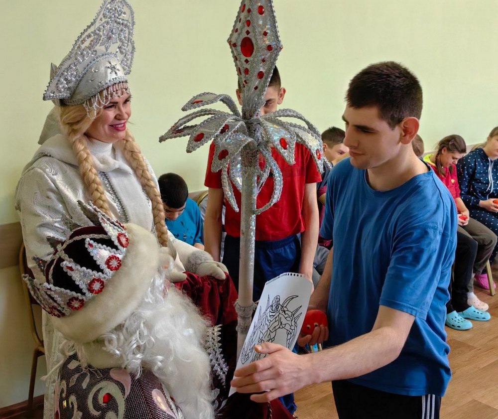 Воспитанники центра «СЕМЬЯ» сделали игрунчиков для подопечных психоневрологического интерната