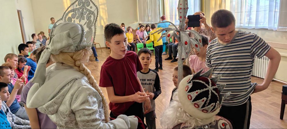 Воспитанники центра «СЕМЬЯ» сделали игрунчиков для подопечных психоневрологического интерната