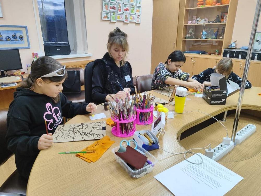 Рисунки, выполненные в правополушарной технике, представлены в одном из отделений центра «СЕМЬЯ»