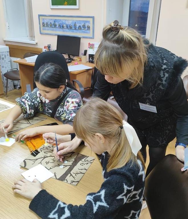 Рисунки, выполненные в правополушарной технике, представлены в одном из отделений центра «СЕМЬЯ»