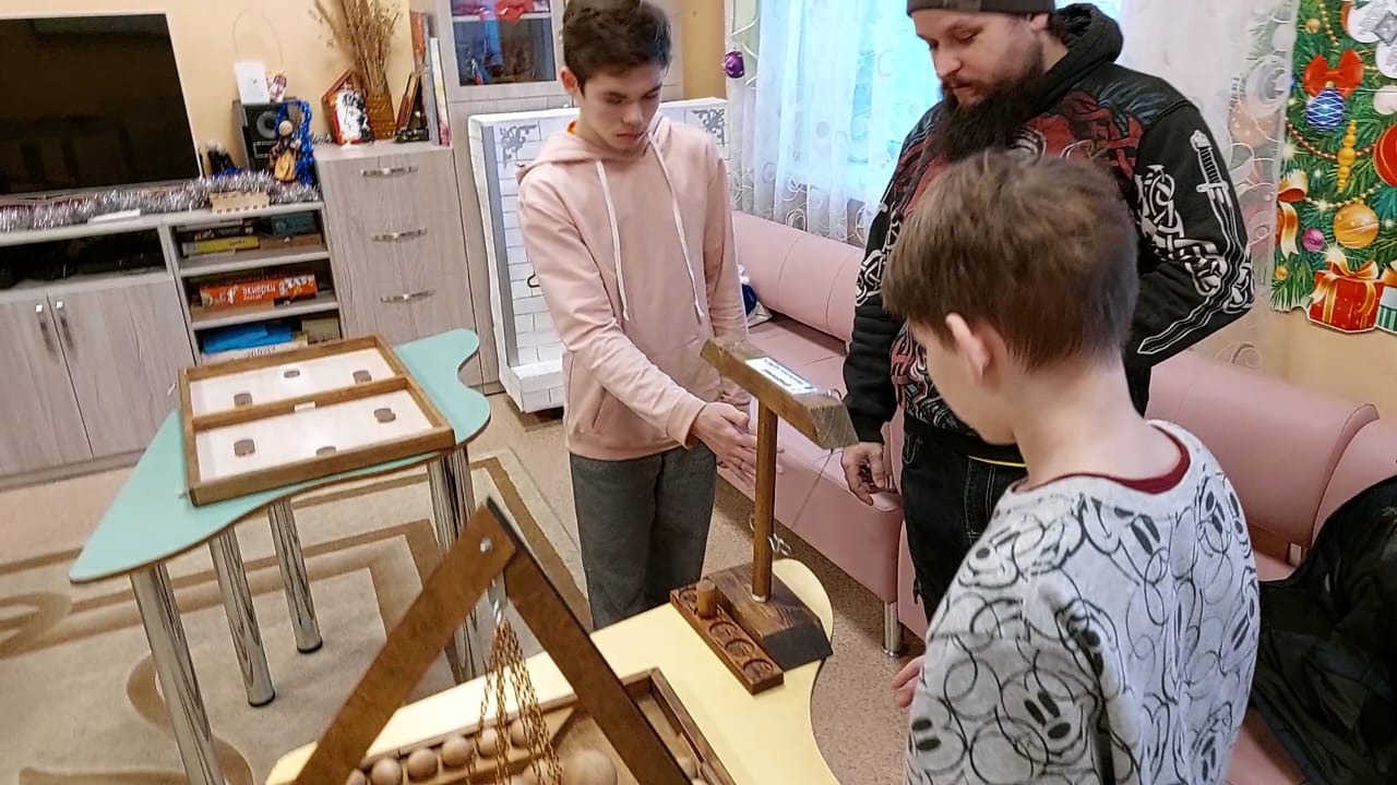 «Мастерская дяди Жени» познакомила ребят из стационарного отделения с крафт-играми