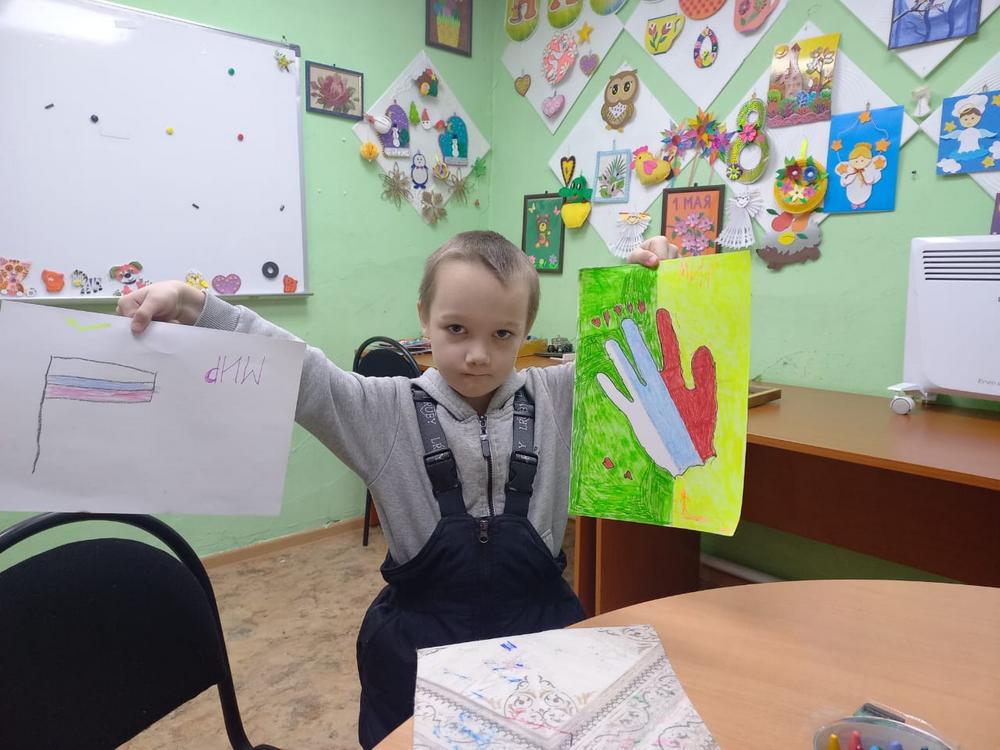Слаутнинские ребята нарисовали рисунки в поддержку участников СВО