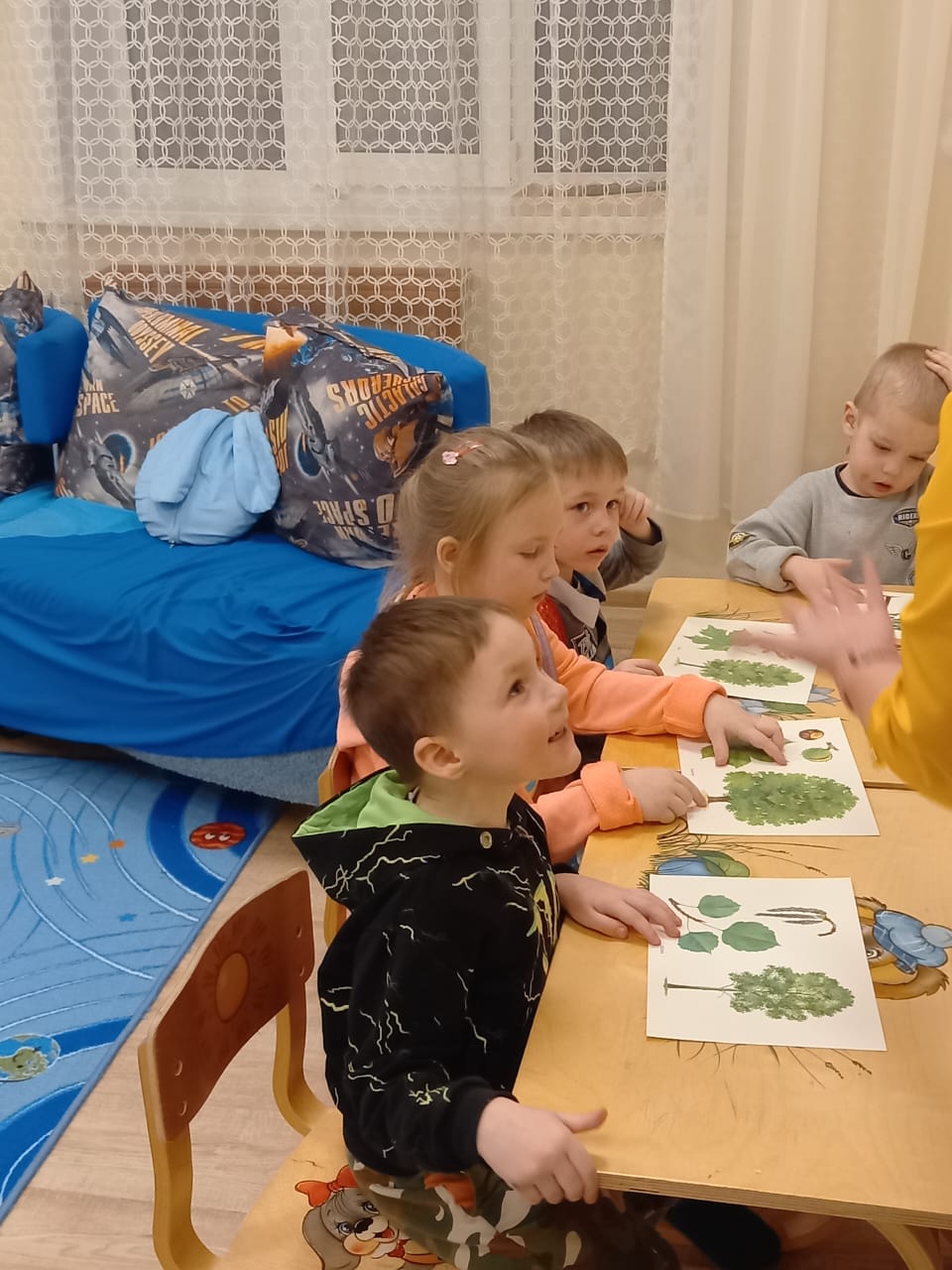 Самые маленькие воспитанники центра  «СЕМЬЯ» познакомились с миром машин и деревьев