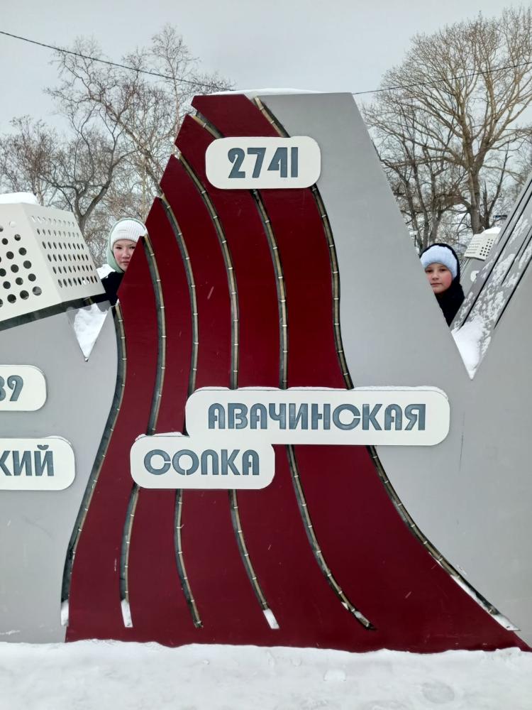 Воспитанники стационарного отделения для несовершеннолетних учатся, гуляя по городу