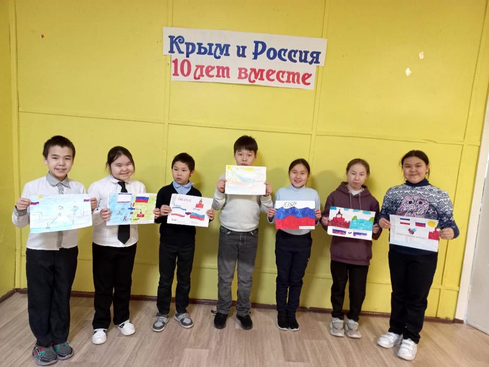 В Аянке проходит конкурс рисунков «Крым и Россия - 10 лет вместе»