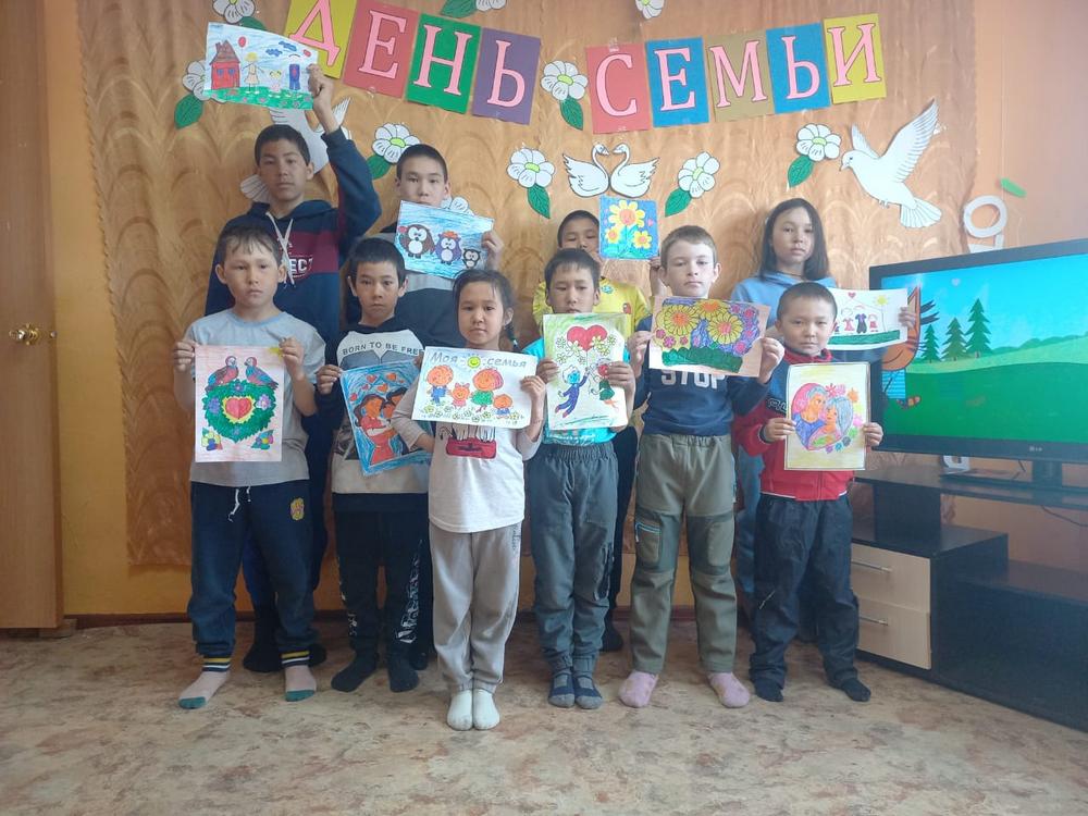 Слаутнинские ребята нарисовали семью