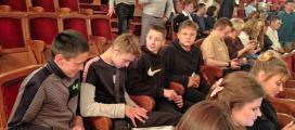 Театральное приключение: подростки из Отделения профилактики безнадзорности несовершеннолетних посетили мистическую комедию «Трикстер Клуб»