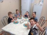 Маленькие волшебники на кухне: пирог с брусникой своими руками