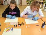 Юные мастерицы изготовили украшения из эпоксидной смолы