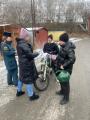 Специалисты центра «СЕМЬЯ» вместе с сотрудниками МЧС напомнили горожанам о правилах пожарной безопасности