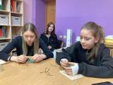 Мастер-класс по плетению браслетов прошел в подростковом пространстве "Портал"