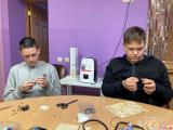 Мастер-класс по плетению браслетов прошел в подростковом пространстве "Портал"