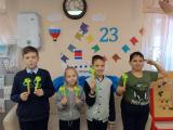 Ребята группы дневного пребывания "Семицветик" делали на занятии поделки к 23 февраля