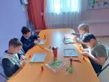Ребята группы дневного пребывания "Семицветик" делали на занятии поделки к 23 февраля