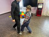 Родители и дети вместе осваивают адаптивную физкультуру для гармоничного развития