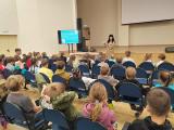 Педагог-психолог Семейного МФЦ познакомила учеников 1-3 классов Средней школы №40 с Детским телефоном доверия